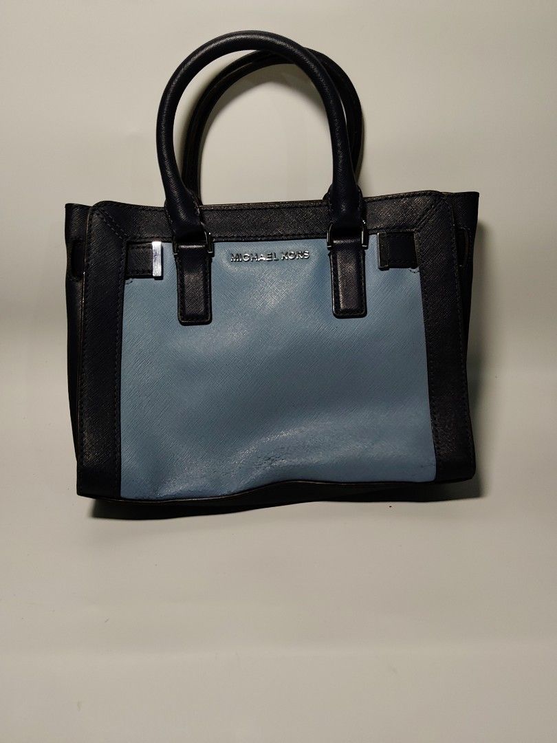 Michael Kors (Category: Shoulder Bags) located in Valencia. Submitted by coolwolf_27a64f (Listing ID 1463954601, Image 1). Description: MICHAEL KORS 2 way have scractch GOOD CONDITION PERFECT FOR DAILY USE.
