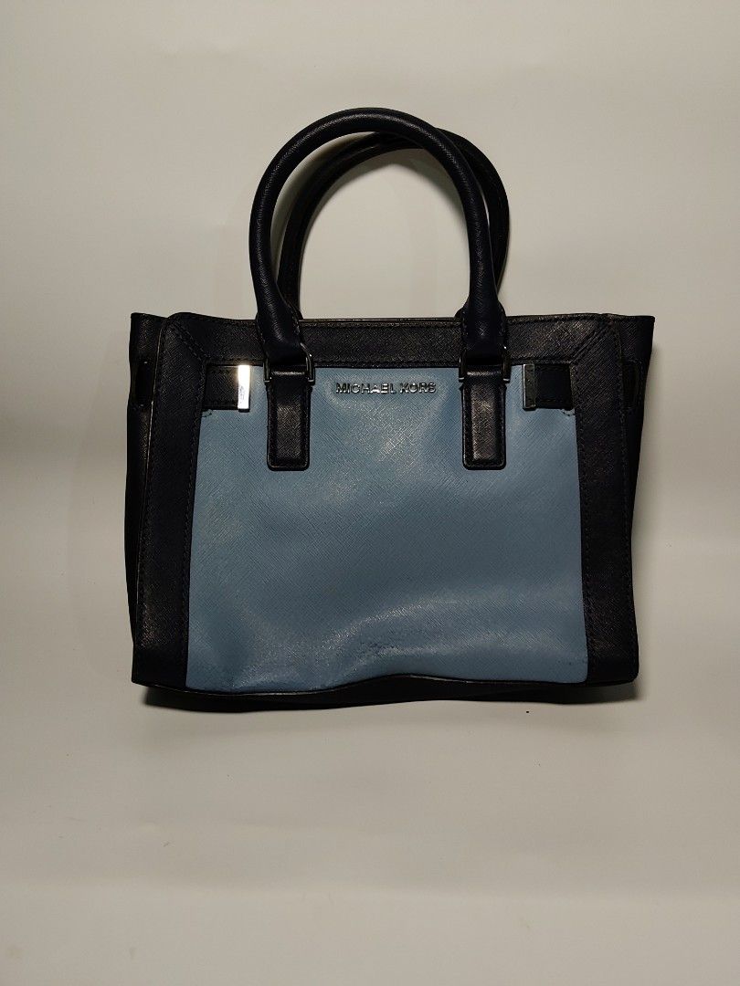 Michael Kors (Category: Shoulder Bags) located in Valencia. Submitted by coolwolf_27a64f (Listing ID 1463954601, Image 2). Description: MICHAEL KORS 2 way have scractch GOOD CONDITION PERFECT FOR DAILY USE.