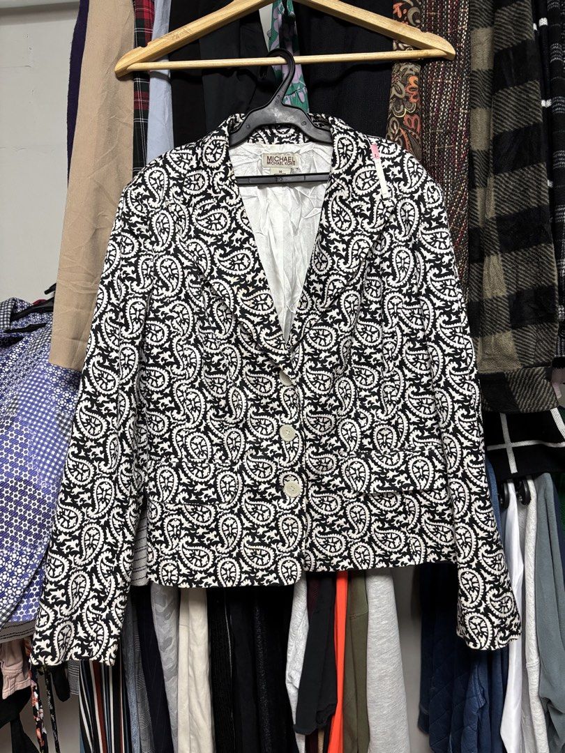 Michael Kors (Category: Coats, Jackets and Outerwear) located in Pila. Submitted by isabelasthriftclothes (Listing ID 1464064049, Image 1). Description: .