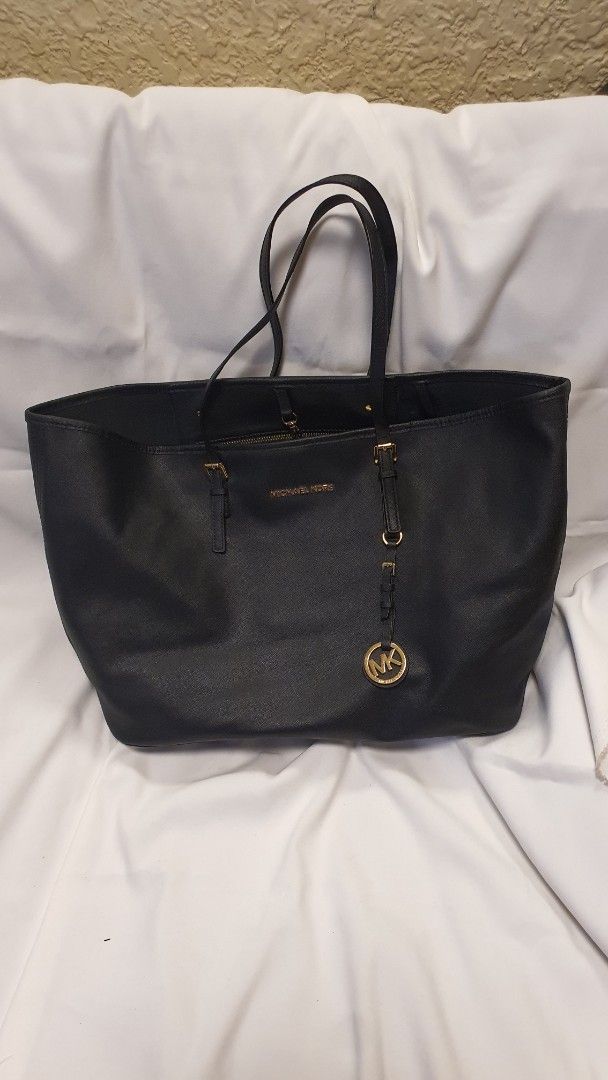 Michael Kors Black Leather Tote Bag (Category: Tote Bags) located in Pasig City. Submitted by angel025 (Listing ID 1464125802, Image 1). Description: - Genuine black leather Michael Kors tote bag - Features iconic MK logo hardware - Secure zipper closure for your belongings - Spacious interior, ideal for essentials - Versatile for everyday use or travel.