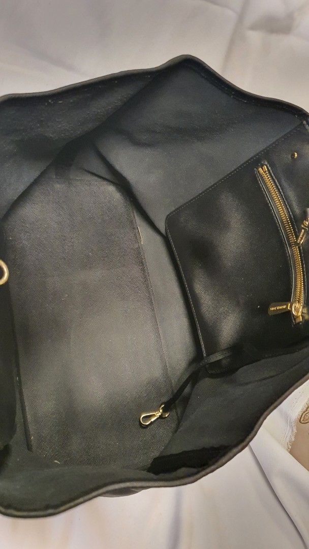 Michael Kors Black Leather Tote Bag (Category: Tote Bags) located in Pasig City. Submitted by angel025 (Listing ID 1464125802, Image 3). Description: - Genuine black leather Michael Kors tote bag - Features iconic MK logo hardware - Secure zipper closure for your belongings - Spacious interior, ideal for essentials - Versatile for everyday use or travel.