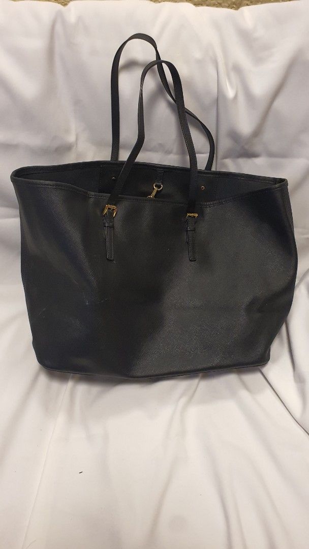 Michael Kors Black Leather Tote Bag (Category: Tote Bags) located in Pasig City. Submitted by angel025 (Listing ID 1464125802, Image 2). Description: - Genuine black leather Michael Kors tote bag - Features iconic MK logo hardware - Secure zipper closure for your belongings - Spacious interior, ideal for essentials - Versatile for everyday use or travel.