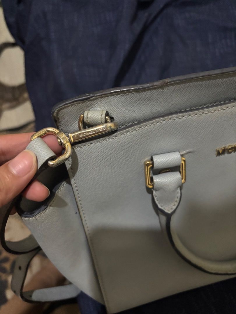Michael Kors Light Blue Leather Satchel Bag (Category: Luxury Bags & Wallets) located in Caloocan City. Submitted by freeriver-79bd71 (Listing ID 1464087338, Image 2). Description: - Michael Kors Satchel Bag - Color: Light Blue - Material: Saffiano Leather - Hardware: Gold Tone - Interior: Multiple compartments and zip pockets - Features: Detachable shoulder strap - Ideal for: Everyday use.