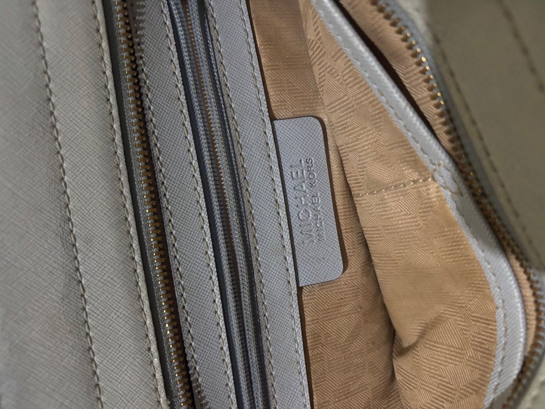 Michael Kors Light Blue Leather Satchel Bag (Category: Luxury Bags & Wallets) located in Caloocan City. Submitted by freeriver-79bd71 (Listing ID 1464087338, Image 3). Description: - Michael Kors Satchel Bag - Color: Light Blue - Material: Saffiano Leather - Hardware: Gold Tone - Interior: Multiple compartments and zip pockets - Features: Detachable shoulder strap - Ideal for: Everyday use.