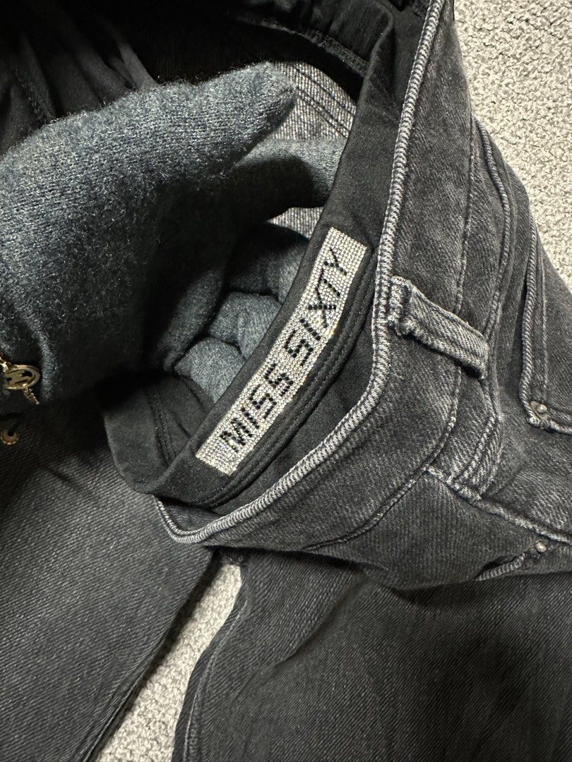 ✨Miss Sixty Black Flare Jeans Size 27 (Category: Jeans) located in General Santos City (Dadiangas). Submitted by skrilex (Listing ID 1464136304, Image 3). Description: - Miss Sixty flare jeans - Black wash denim - Size 27 - Classic style with a modern flare - Button and zip closure - Comfortable fit for everyday wear - Versatile addition to your wardrobe.