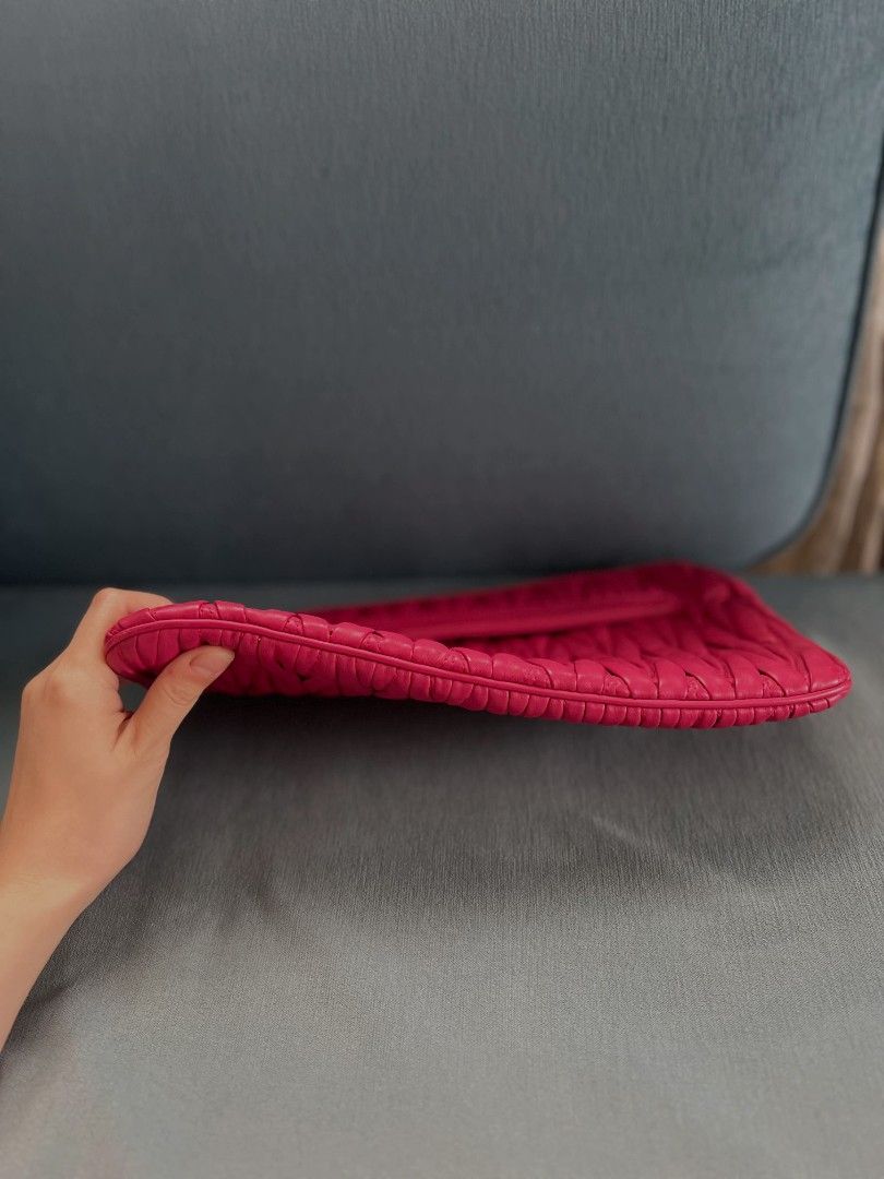 Miu Miu Matelasse Slip Handle Clutch (Category: Luxury Bags & Wallets) located in Manila. Submitted by iluvc4ts_ (Listing ID 1464048300, Image 3). Description: Miu Miu Matelasse Slip Handle Clutch 🔥 ₱10,500 / $175 Retail Price: $340 (21.2k) — Save over ₱10.7k! Slightly Negotiable!! Can do meet up sa malapit, South Caloocan Loc / Makati Area. Mode of Shipping: J&t, Lalamove, or Lbc para sa mga malalayo. Shipping fee is shouldered by the buyer. Th