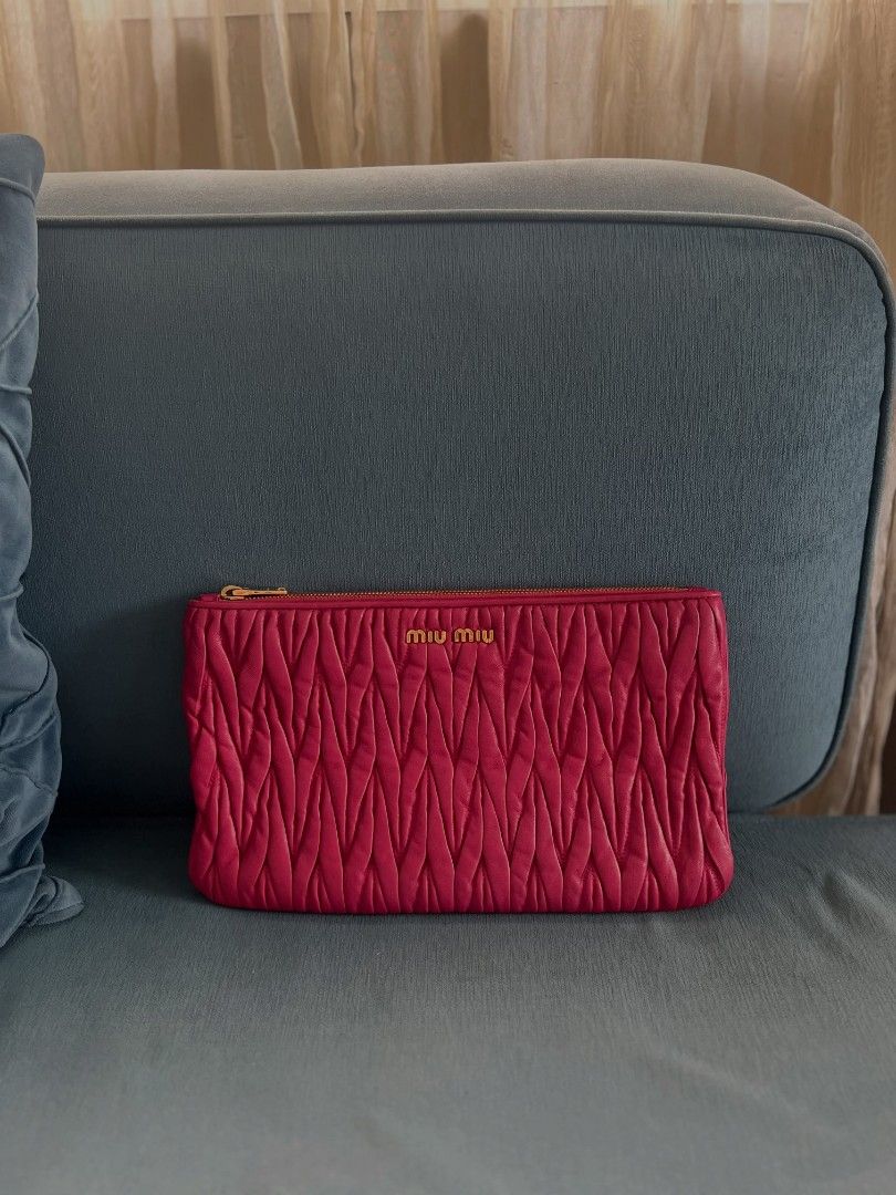 Miu Miu Matelasse Slip Handle Clutch (Category: Luxury Bags & Wallets) located in Manila. Submitted by iluvc4ts_ (Listing ID 1464048300, Image 1). Description: Miu Miu Matelasse Slip Handle Clutch 🔥 ₱10,500 / $175 Retail Price: $340 (21.2k) — Save over ₱10.7k! Slightly Negotiable!! Can do meet up sa malapit, South Caloocan Loc / Makati Area. Mode of Shipping: J&t, Lalamove, or Lbc para sa mga malalayo. Shipping fee is shouldered by the buyer. Th