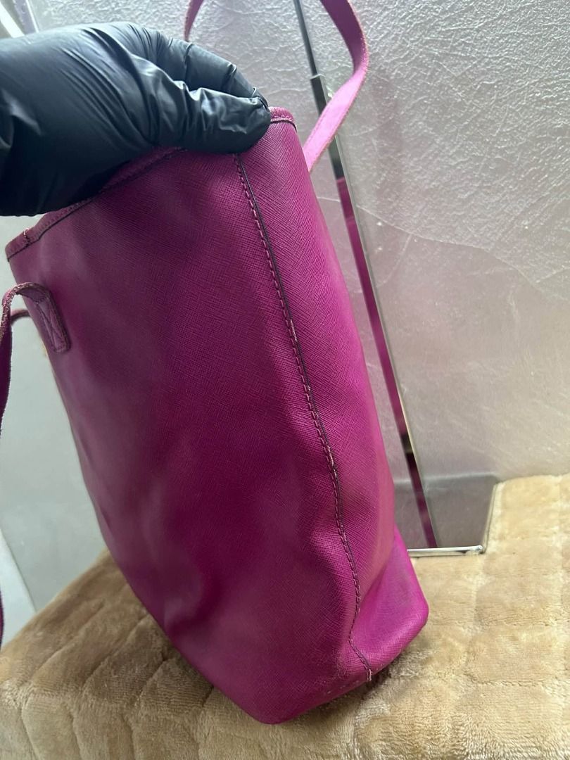 MK TOTEBAG (Category: Shoulder Bags) located in Caloocan City. Submitted by j3ngsanity (Listing ID 1464063788, Image 3). Description: ISSUE : BAWAL SA MASELAN / MIN CRACKS LEATHER / MIN PAINT STAIN / 1 MISSING PULLER / DI NA MASARA YUNG ZIP SA LOOB.