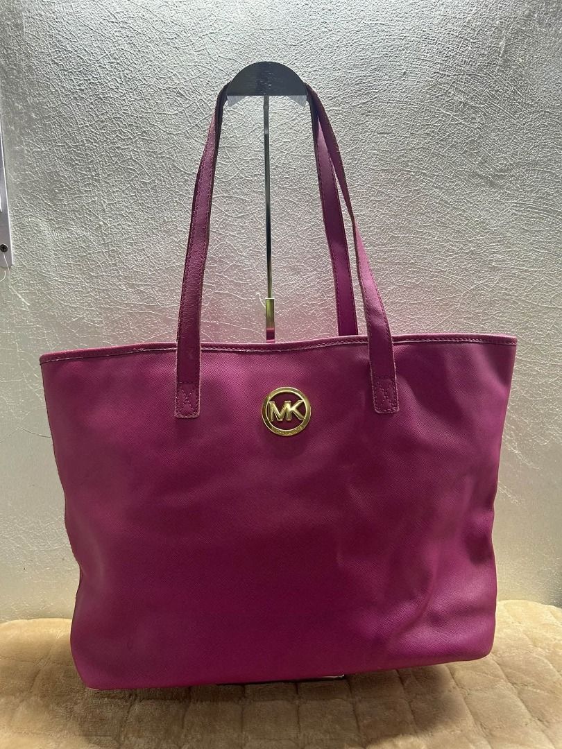 MK TOTEBAG (Category: Shoulder Bags) located in Caloocan City. Submitted by j3ngsanity (Listing ID 1464063788, Image 1). Description: ISSUE : BAWAL SA MASELAN / MIN CRACKS LEATHER / MIN PAINT STAIN / 1 MISSING PULLER / DI NA MASARA YUNG ZIP SA LOOB.