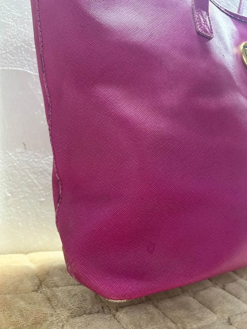 MK TOTEBAG (Category: Shoulder Bags) located in Caloocan City. Submitted by j3ngsanity (Listing ID 1464063788, Image 2). Description: ISSUE : BAWAL SA MASELAN / MIN CRACKS LEATHER / MIN PAINT STAIN / 1 MISSING PULLER / DI NA MASARA YUNG ZIP SA LOOB.