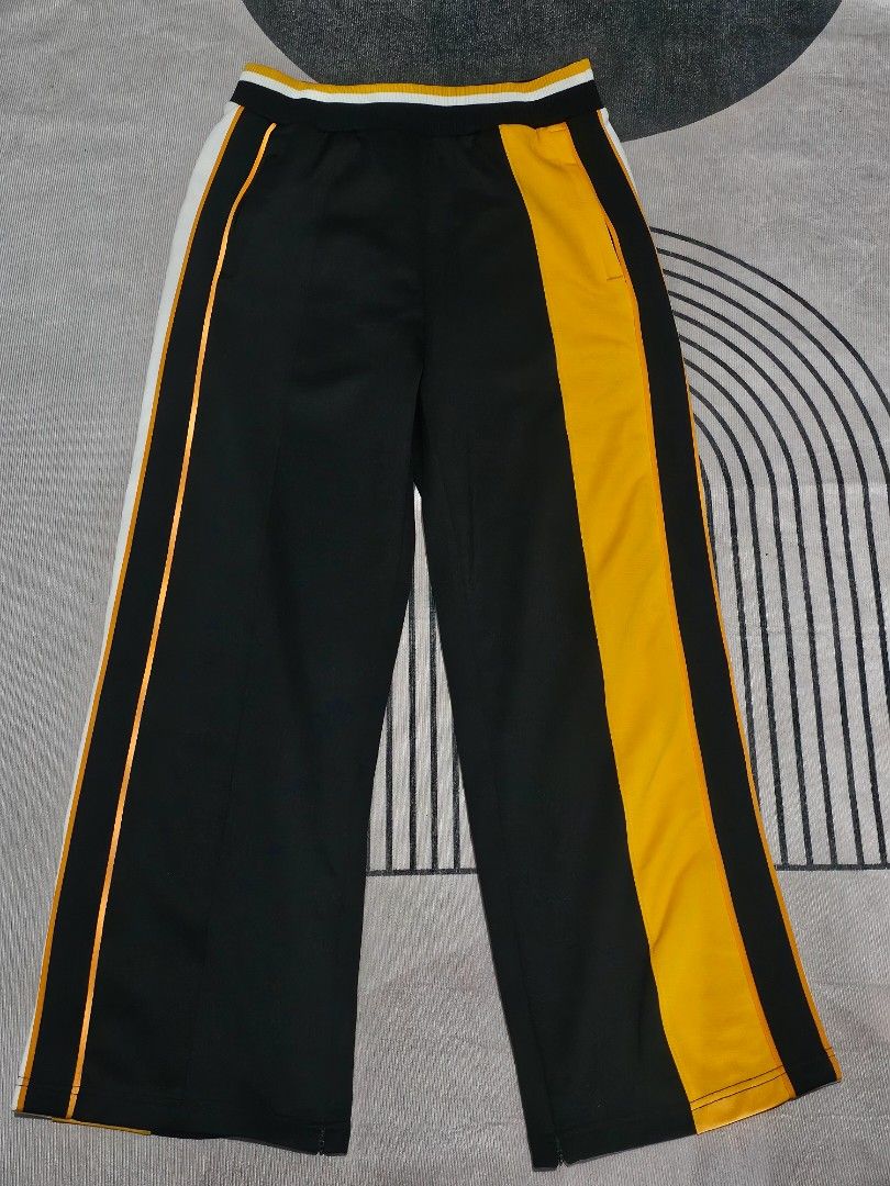 Mlb Joggers (Category: Joggers) located in Baguio. Submitted by kayeonlineshop (Listing ID 1464029545, Image 3). Description: black athletic track pants featuring striking yellow and white side stripe panels mlb w28-40 l39 h10.