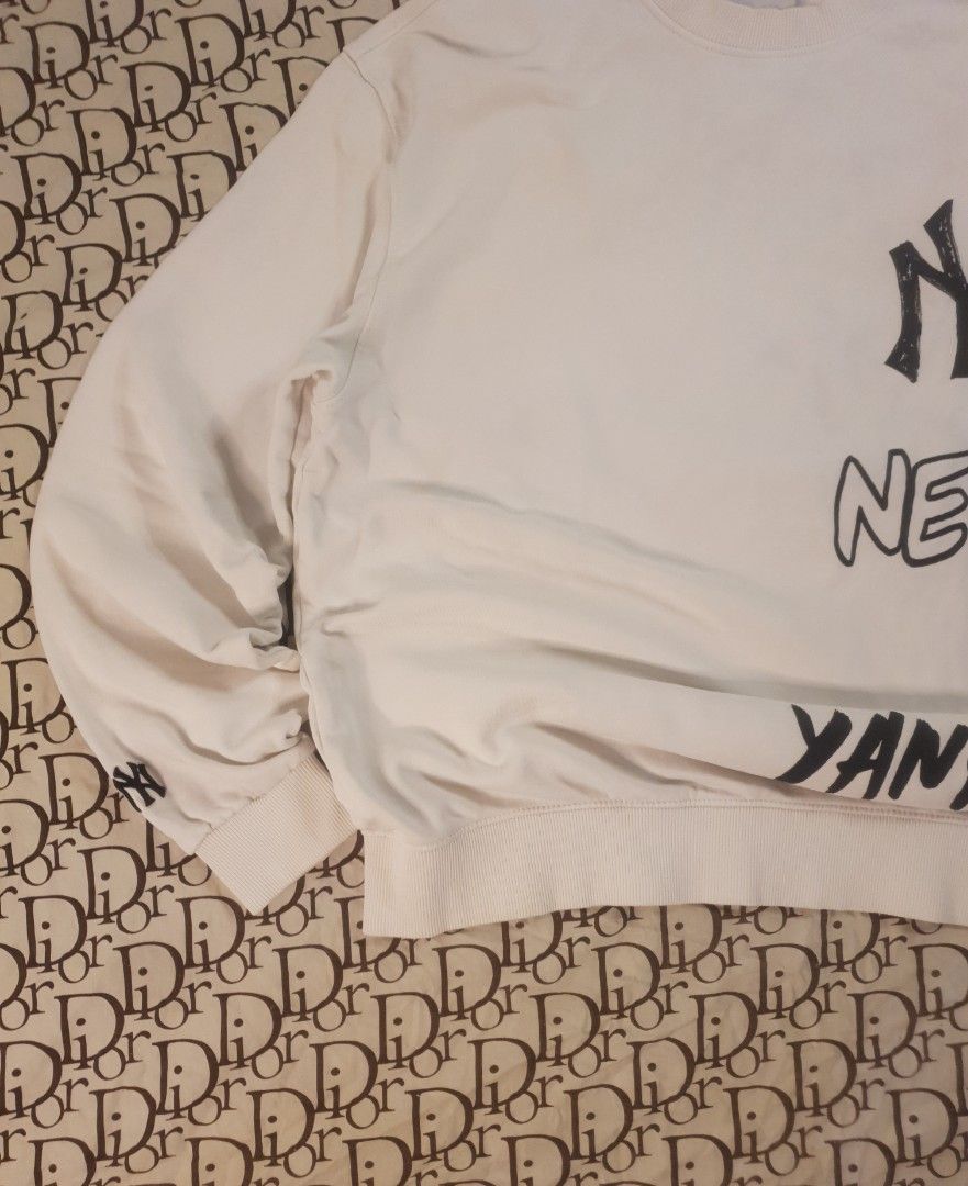 MLB mega print NY Yankees wrap around (Category: Coats, Jackets and Outerwear) located in San Fernando. Submitted by retro.district. (Listing ID 1464119011, Image 3). Description: - MLb Yankees NY Yankees - Size: Large - XL - Condition: Excellent - no issue.