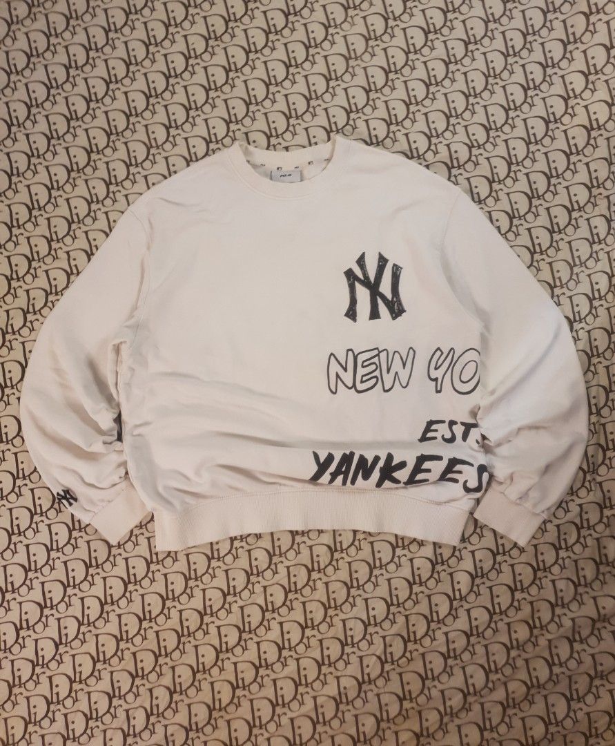 MLB mega print NY Yankees wrap around (Category: Coats, Jackets and Outerwear) located in San Fernando. Submitted by retro.district. (Listing ID 1464119011, Image 1). Description: - MLb Yankees NY Yankees - Size: Large - XL - Condition: Excellent - no issue.