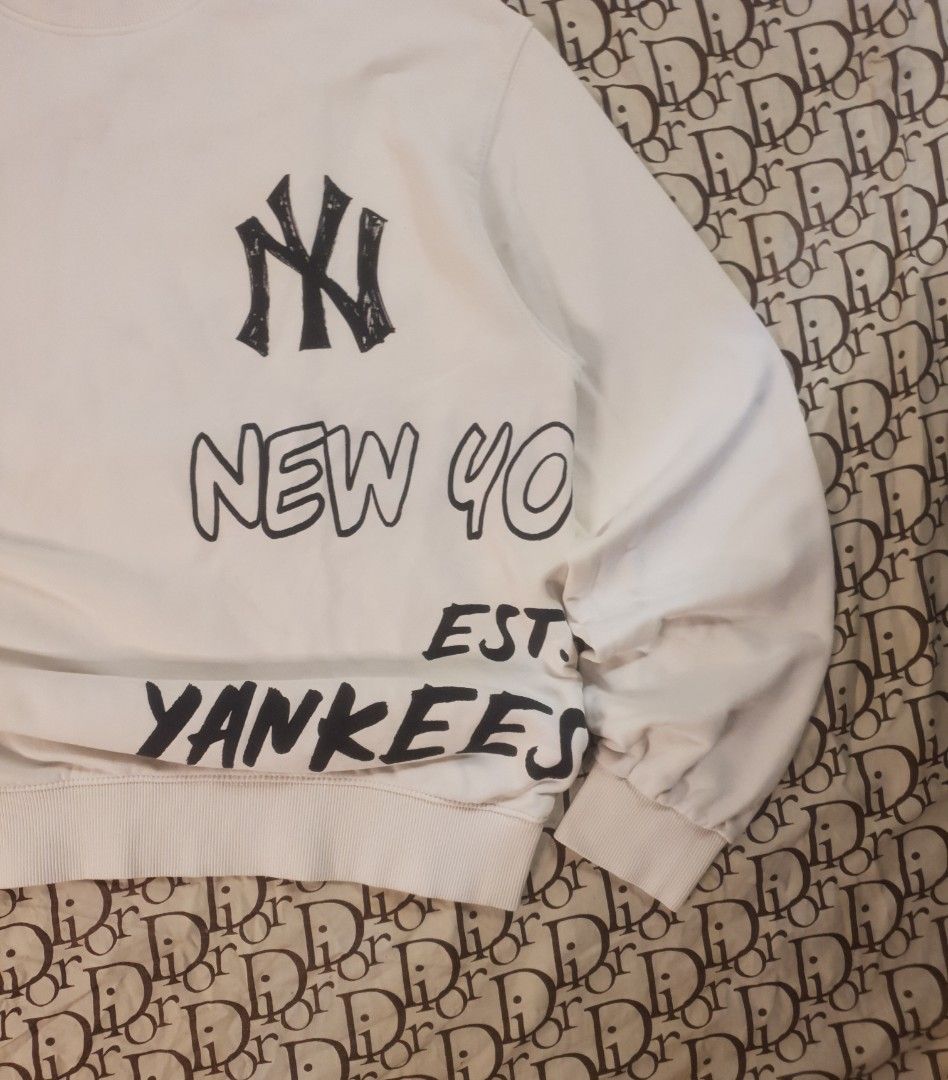 MLB mega print NY Yankees wrap around (Category: Coats, Jackets and Outerwear) located in San Fernando. Submitted by retro.district. (Listing ID 1464119011, Image 2). Description: - MLb Yankees NY Yankees - Size: Large - XL - Condition: Excellent - no issue.