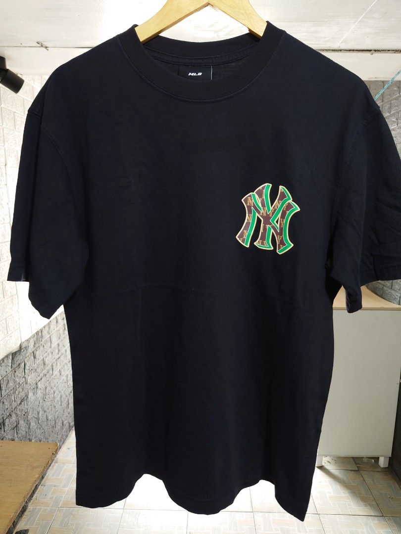 MLB New York Yankees tshirt thrift (Category: Tshirts & Polo Shirts ) located in Paranaque City. Submitted by emzeicool48572 (Listing ID 1464062242, Image 1). Description: Size: Medium to Large (22x28 inch) Material: Heavy Cotton Crew Neck Color: Black color rate: 9.5/10 Condition: 9.5/10 📍Tambo Paranaque 💸Payment: Pay Maya only 📦🚚 Delivery: Lalamove or j&t (order mo book mo) No return policy Buy at your own risk Don't expect too much from th