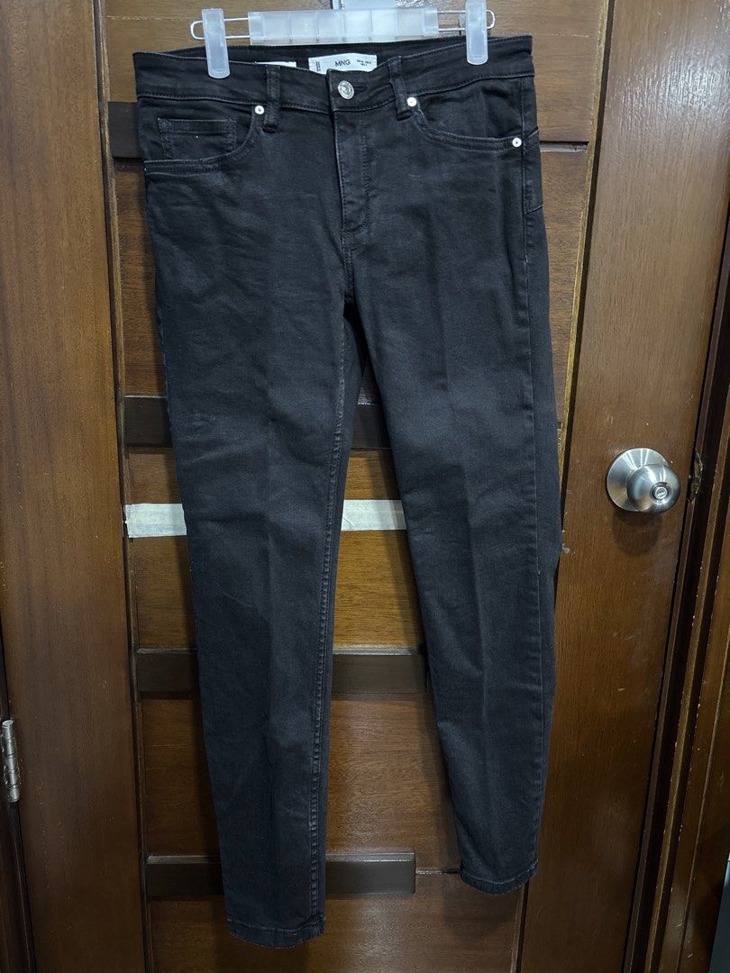 MNG Push-Up Black Skinny Jeans (Category: Jeans) located in Mandaluyong City. Submitted by clothescarousel (Listing ID 1464044706, Image 1). Description: - Brand: MNG - Style: Black Skinny Jeans - Feature: Push-up style - Size: EUR 40 / USA 8 / MEX 7 - Origin: Made in Pakistan - Occasion: Great for everyday wear - Reason for Selling: No longer needed.