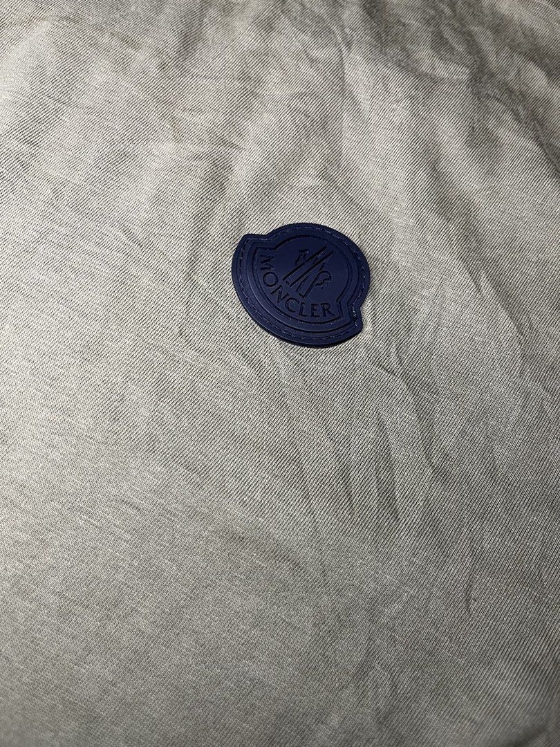 MONCLER (Category: Luxury Apparel) located in City of Isabela. Submitted by ibzagga (Listing ID 1464092690, Image 3). Description: 20x27 dimes.
