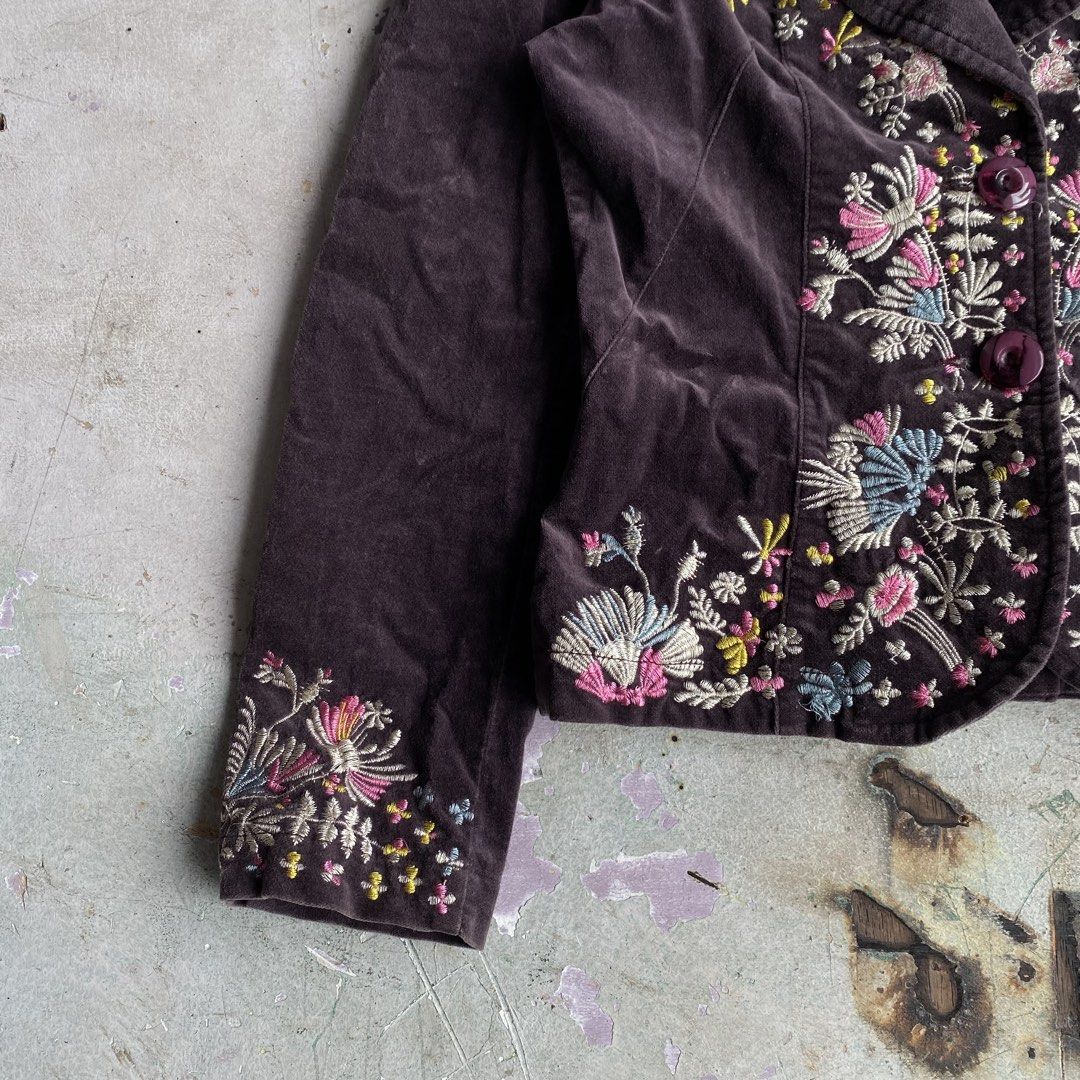 Moschino Cheapandchic Embroided Blazer (Category: Luxury Apparel) located in Quezon City. Submitted by rebirthalley (Listing ID 1464008646, Image 3). Description: Width-18 Length-22 Sleeve-21.5 Shoulder-16 Hem-17.5 Excellent Condition No flaws.