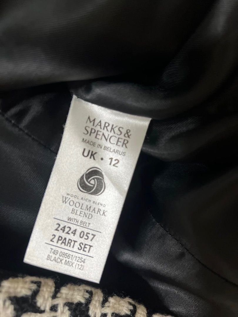 M&S Mark and Spencer Wool Rich Wrap Coat with belt and pockets Woolmark blend LONG HOUNDSTOOTH TRENCH JACKET 女 結婚 行政 婚禮 觀禮 生日 畢業 女裝 西裝 外套 （分類：外套及戶外衣服）位於 Hong Kong。 由 bello899 提交（商品編號 1464021023，圖片 3）。簡介： M&S Mark and Spencer Wool Rich Wrap Coat with belt and pockets Woolmark blend LONG HOUNDSTOOTH TRENCH JACKET Paid HK$ 2,300 My closets are overstuffed, this beautiful wool coat is hanging in my closet waiting to be used. It is in excellent pre-lo