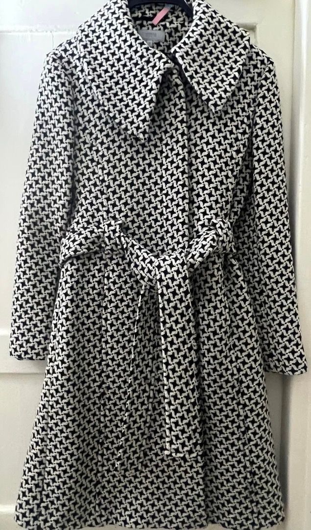 M&S Mark and Spencer Wool Rich Wrap Coat with belt and pockets Woolmark blend LONG HOUNDSTOOTH TRENCH JACKET 女 結婚 行政 婚禮 觀禮 生日 畢業 女裝 西裝 外套 （分類：外套及戶外衣服）位於 Hong Kong。 由 bello899 提交（商品編號 1464021023，圖片 1）。簡介： M&S Mark and Spencer Wool Rich Wrap Coat with belt and pockets Woolmark blend LONG HOUNDSTOOTH TRENCH JACKET Paid HK$ 2,300 My closets are overstuffed, this beautiful wool coat is hanging in my closet waiting to be used. It is in excellent pre-lo