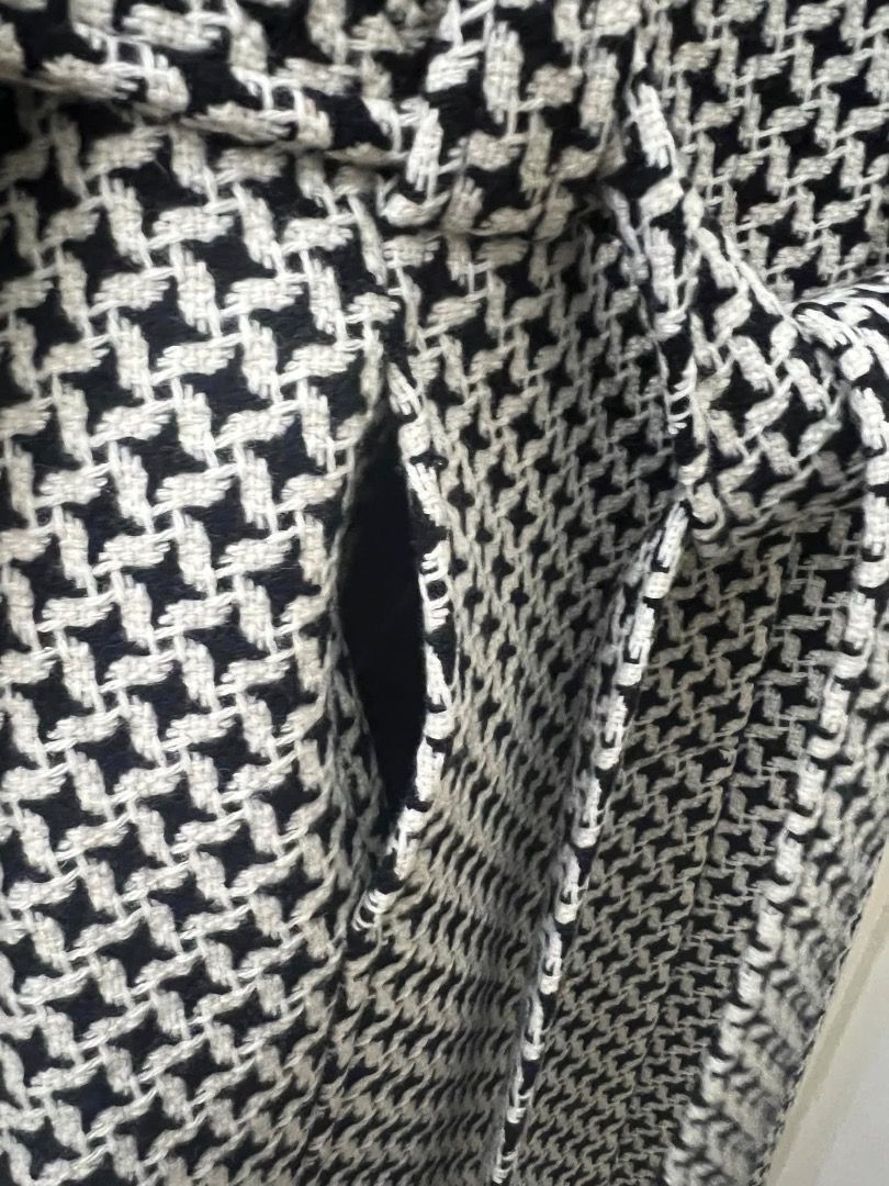 M&S Mark and Spencer Wool Rich Wrap Coat with belt and pockets Woolmark blend LONG HOUNDSTOOTH TRENCH JACKET 女 結婚 行政 婚禮 觀禮 生日 畢業 女裝 西裝 外套 （分類：外套及戶外衣服）位於 Hong Kong。 由 bello899 提交（商品編號 1464021023，圖片 4）。簡介： M&S Mark and Spencer Wool Rich Wrap Coat with belt and pockets Woolmark blend LONG HOUNDSTOOTH TRENCH JACKET Paid HK$ 2,300 My closets are overstuffed, this beautiful wool coat is hanging in my closet waiting to be used. It is in excellent pre-lo