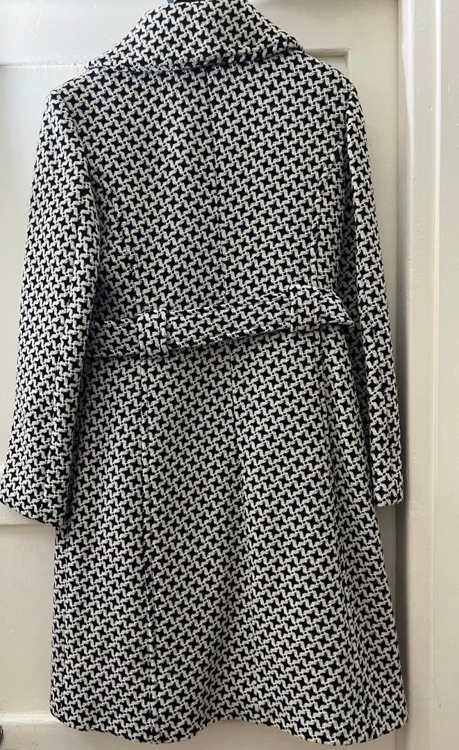 M&S Mark and Spencer Wool Rich Wrap Coat with belt and pockets Woolmark blend LONG HOUNDSTOOTH TRENCH JACKET 女 結婚 行政 婚禮 觀禮 生日 畢業 女裝 西裝 外套 （分類：外套及戶外衣服）位於 Hong Kong。 由 bello899 提交（商品編號 1464021023，圖片 5）。簡介： M&S Mark and Spencer Wool Rich Wrap Coat with belt and pockets Woolmark blend LONG HOUNDSTOOTH TRENCH JACKET Paid HK$ 2,300 My closets are overstuffed, this beautiful wool coat is hanging in my closet waiting to be used. It is in excellent pre-lo