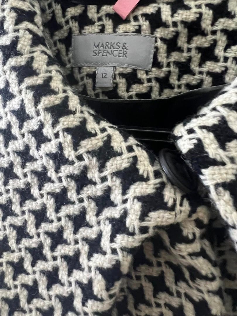 M&S Mark and Spencer Wool Rich Wrap Coat with belt and pockets Woolmark blend LONG HOUNDSTOOTH TRENCH JACKET 女 結婚 行政 婚禮 觀禮 生日 畢業 女裝 西裝 外套 （分類：外套及戶外衣服）位於 Hong Kong。 由 bello899 提交（商品編號 1464021023，圖片 2）。簡介： M&S Mark and Spencer Wool Rich Wrap Coat with belt and pockets Woolmark blend LONG HOUNDSTOOTH TRENCH JACKET Paid HK$ 2,300 My closets are overstuffed, this beautiful wool coat is hanging in my closet waiting to be used. It is in excellent pre-lo