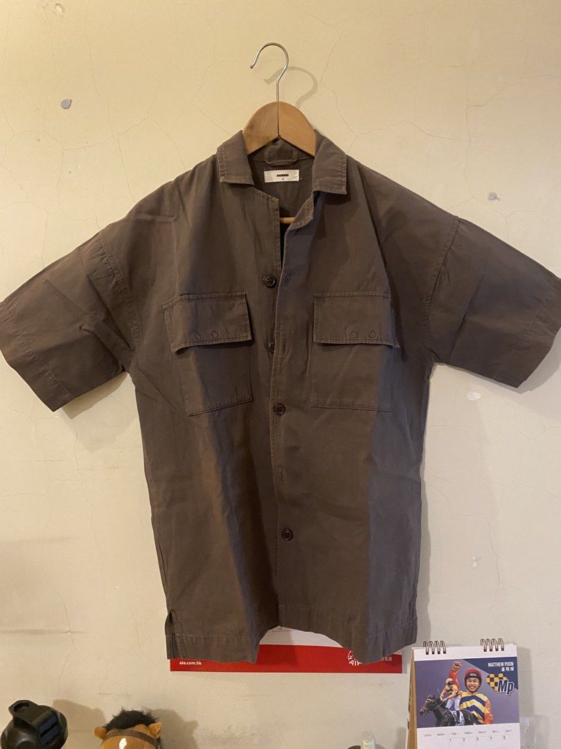 MUJI Short Sleeve Work Shirt - Brown （分類：西裝）位於 Hong Kong。 由 723g7quf5w 提交（商品編號 1464085231，圖片 1）。簡介： Brown short sleeve work shirt from MUJI. Two chest pockets with button closure. Button-up front. Simple and classic design. Great for casual wear or layering. Comfortable fit.。