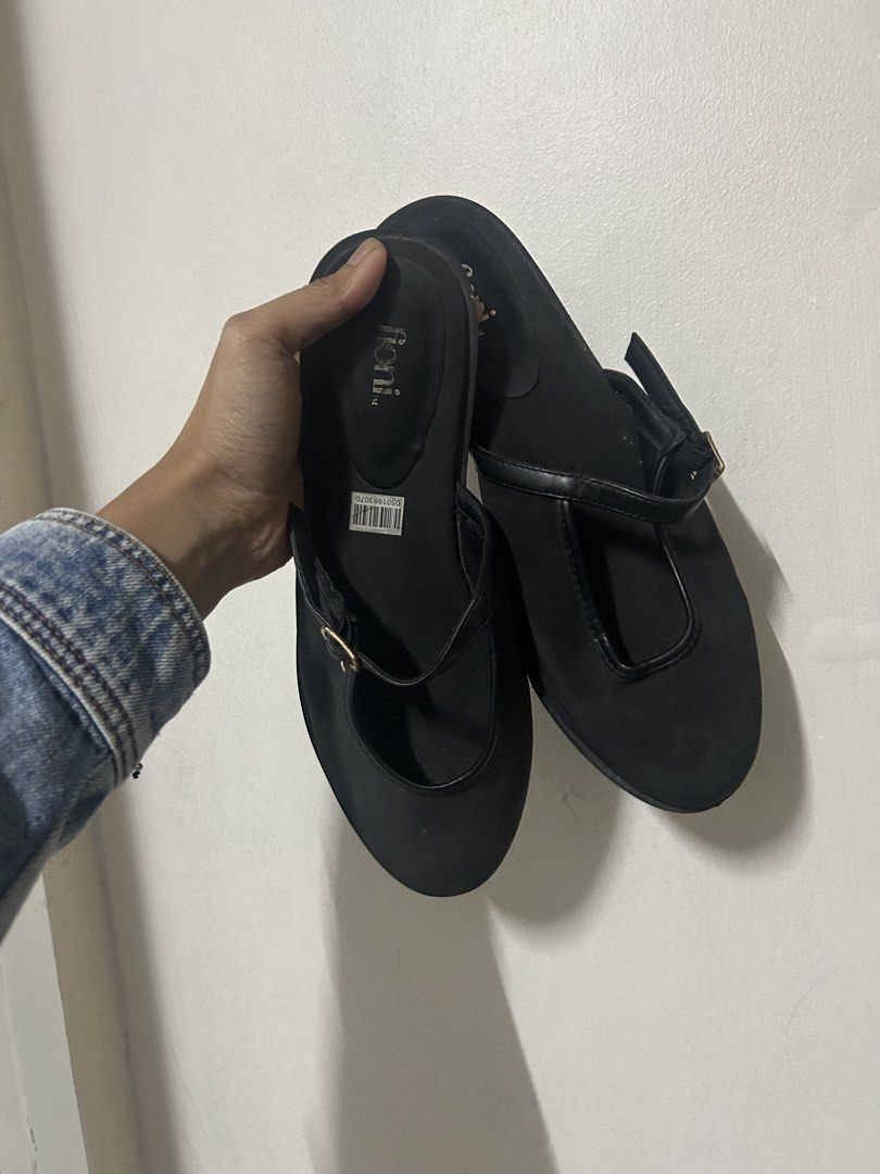 Mules | Size 7 (Category: Flats & Sandals) located in Quezon City. Submitted by jocoronel (Listing ID 1464061816, Image 1). Description: .