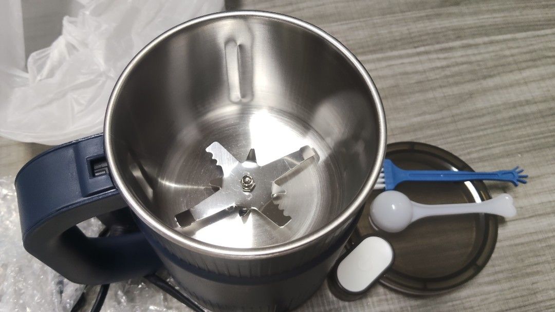 Multiple grinder (Category: Hand & Stand Mixers) located in Singapore. Submitted by xiaoyu0512 (Listing ID 1464073036, Image 2). Description: .