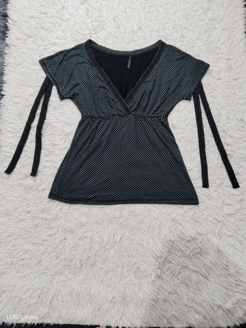 NAFNAFNAF micro polka dot Vneck top a lace trim. (Category: Dresses) located in Manila. Submitted by lexusthrift1995 (Listing ID 1464056156, Image 2). Description: Size- MEDIUM on tag but fit to XS to SMALL Dimension- 14/15x21.5 Color rate- 9/10 Condition- 9/10 issue- no issue good condition ‼️200.pesos plus shipping fee 💸MODE OF PAYMENT- GCASH payment first 🚛MODE OF DELIVERY- J&T or LALAMOVE 📍LOCATION- NORTH CALOOCAN CAMARIN BRGY.177 1705 SUN