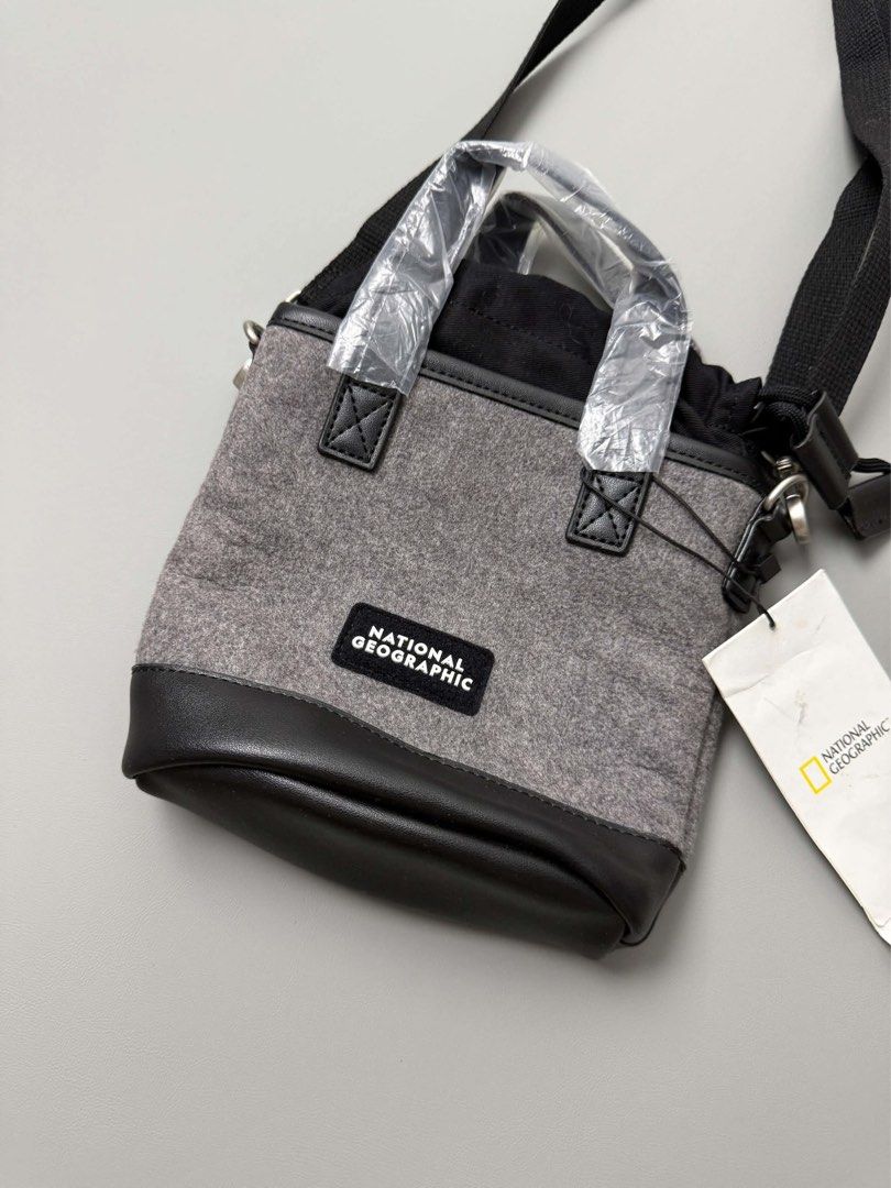 NATIONAL GEOGRAPHIC (Category: Cross-body Bags) located in Guagua. Submitted by sweetboyy (Listing ID 1464059561, Image 3). Description: NATIONAL GEOGRAPHIC APPAREL MINI CROSSBODY BAG.