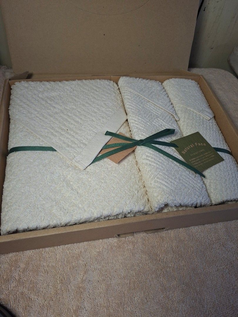 Natural Face Line Towel Gift Set (Category: Bath) located in Consolacion. Submitted by luxekerei (Listing ID 1463951911, Image 3). Description: .