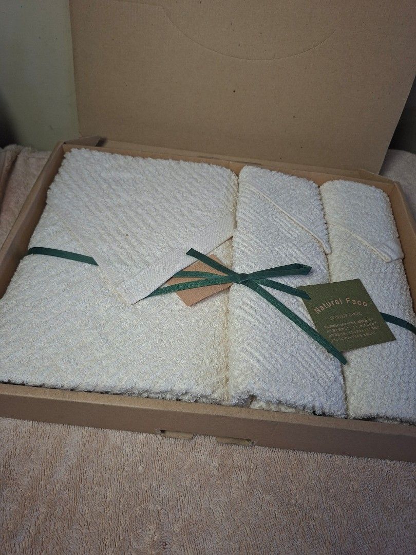 Natural Face Line Towel Gift Set (Category: Bath) located in Consolacion. Submitted by luxekerei (Listing ID 1463951911, Image 1). Description: .