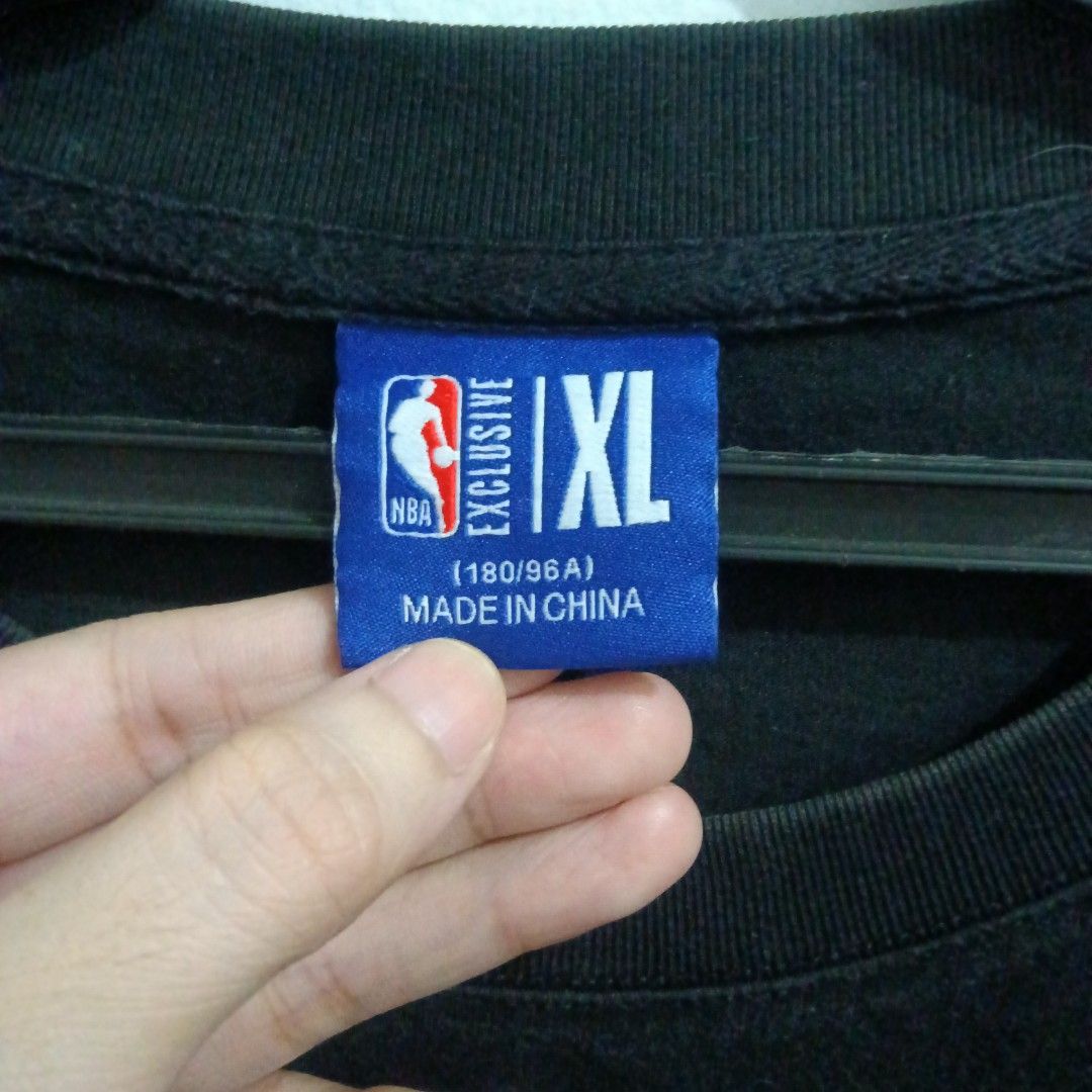NBA GSW Shirt (Category: Tshirts & Polo Shirts ) located in Caloocan City. Submitted by jaychingsss (Listing ID 1464134294, Image 2). Description: NBA GSW Champ Shirt - 100 20x29 with neck tag, cut wash tag Color Rate: 9/10 Makapal Tela Minor issue: some print peel check photos.