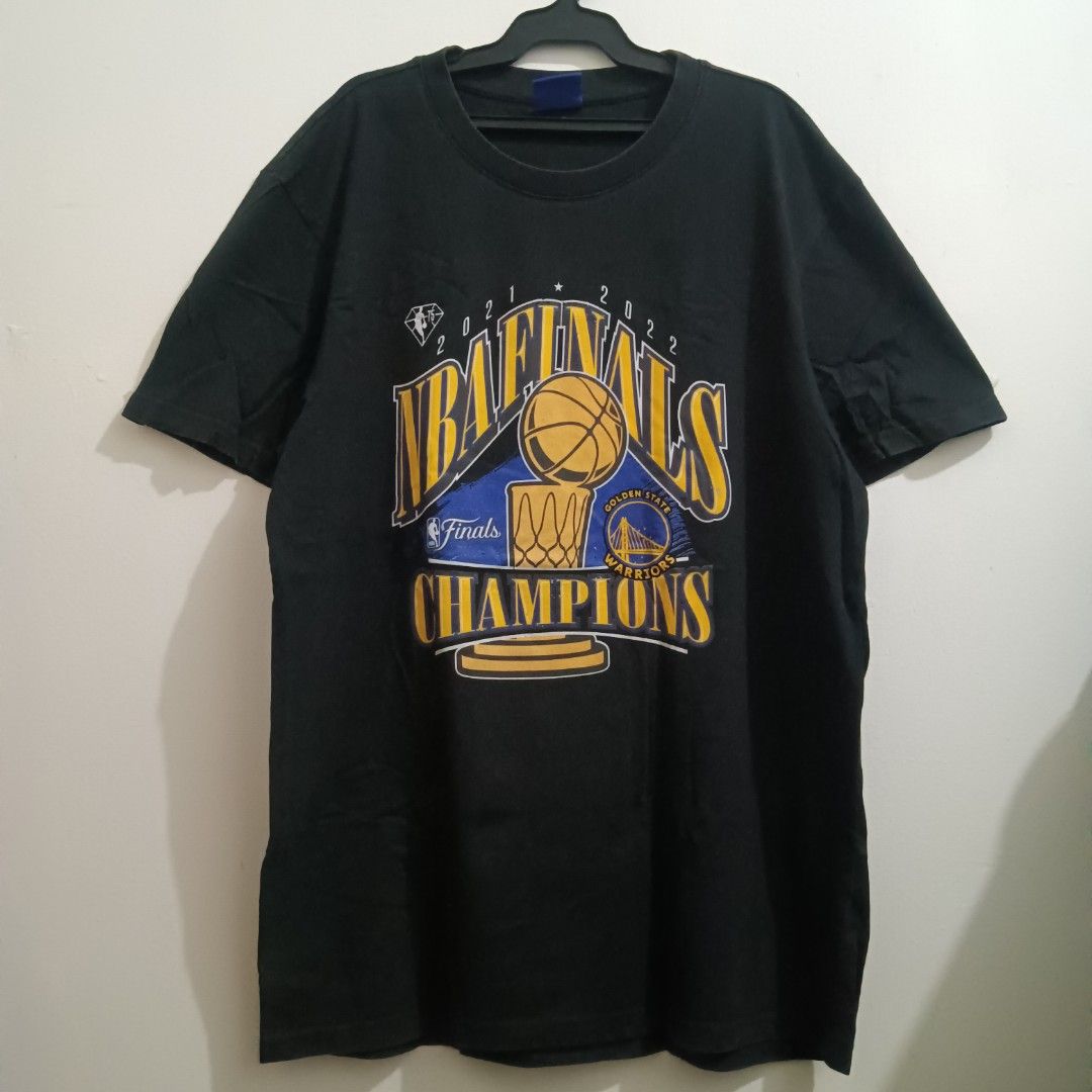 NBA GSW Shirt (Category: Tshirts & Polo Shirts ) located in Caloocan City. Submitted by jaychingsss (Listing ID 1464134294, Image 1). Description: NBA GSW Champ Shirt - 100 20x29 with neck tag, cut wash tag Color Rate: 9/10 Makapal Tela Minor issue: some print peel check photos.