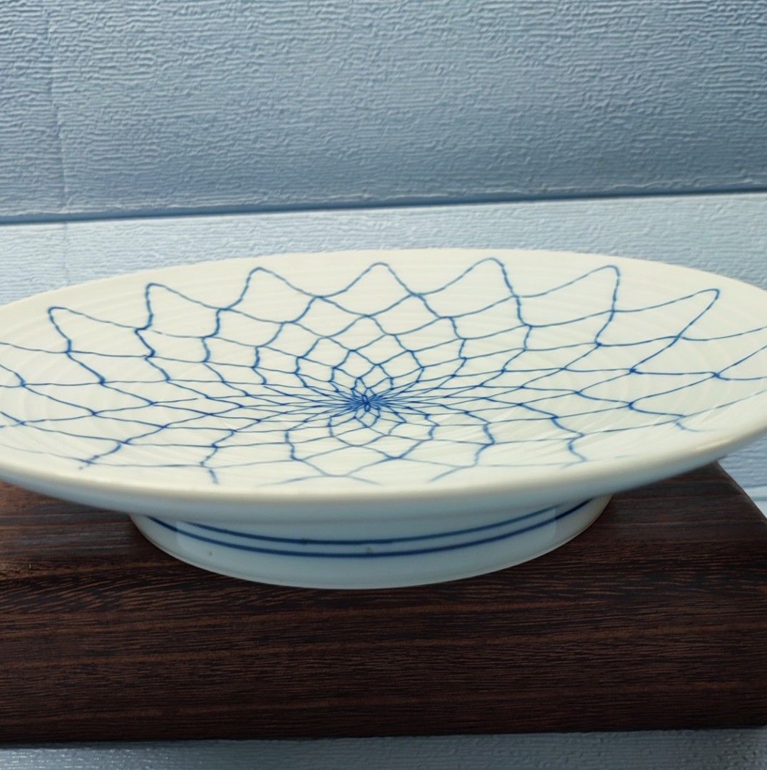 Net Pattern tableware (Category: Dinnerware & Cutlery) located in Mandaluyong City. Submitted by lalahhome (Listing ID 1463968159, Image 3). Description: 1 bundle of Net pattern plates, bowls, saucers Good conditioN Japan made.