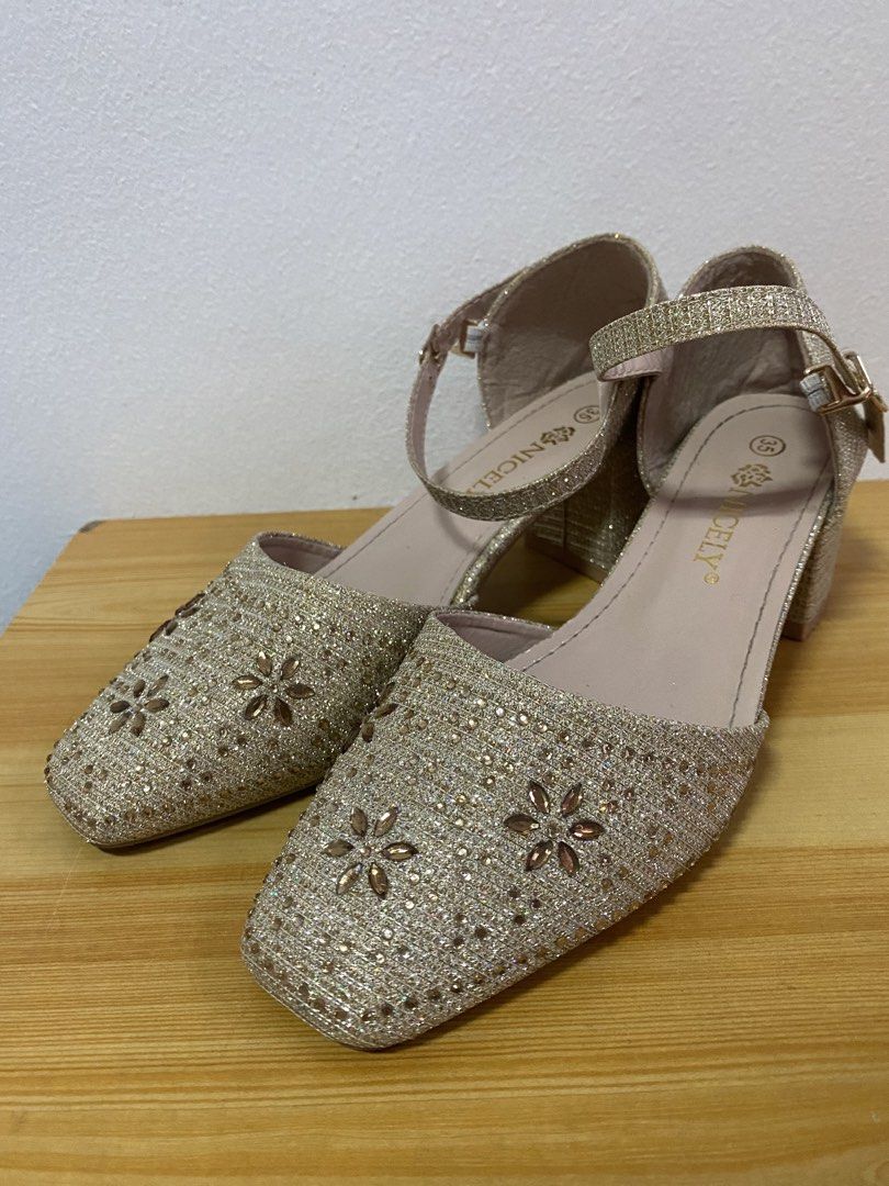 Nicely Gold Glitter Heels with Ankle Strap (Category: Heels) located in Manila. Submitted by sherry_mae (Listing ID 1464020437, Image 1). Description: - Eye-catching gold glitter heels - Adorable floral design on the front - Secure ankle strap with buckle closure - Comfortable block heel - Estimated size: 36 - Ideal for parties and special occasions -Original Price: 700.