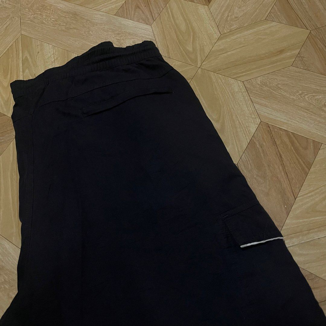NIKE BAGGY TRACKPANTS (Category: Activewear) located in Cavite. Submitted by sacmaestro444 (Listing ID 1463954667, Image 3). Description: NIKE TRACKPANTS🔥 size - XXXL Dimes - free waist x 42 x 10.5 Condition - GOOD Colorate - 9/10 .