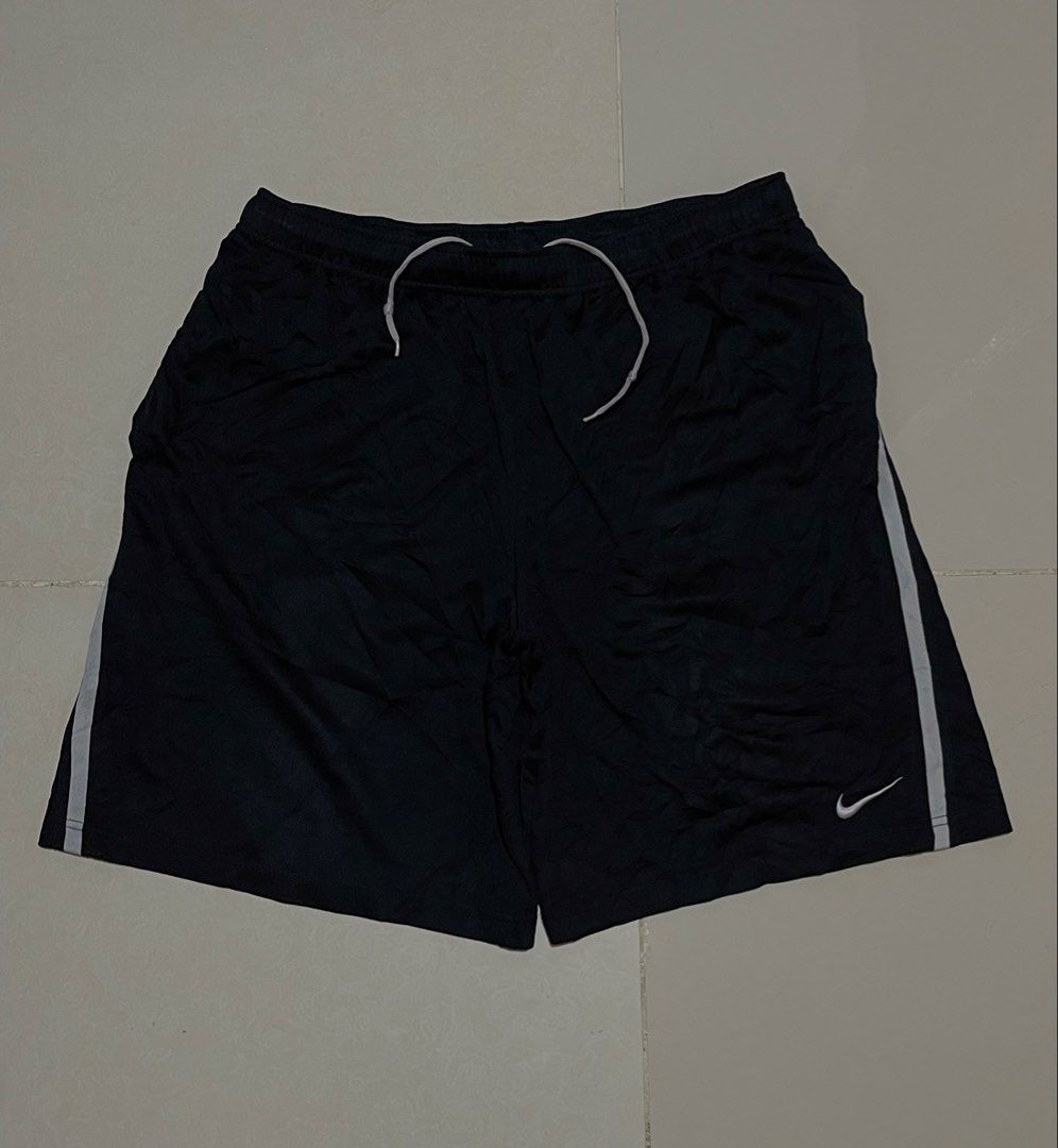 Nike Black Athletic Shorts Size Large (Category: Shorts) located in Manila. Submitted by micoletszx81430 (Listing ID 1464073012, Image 1). Description: - Black Nike athletic shorts - Size Large - Free waist - 20 inches length - Features drawstring - Side stripe detail - Visible Nike logo on front - Ideal for sports or casual wear.