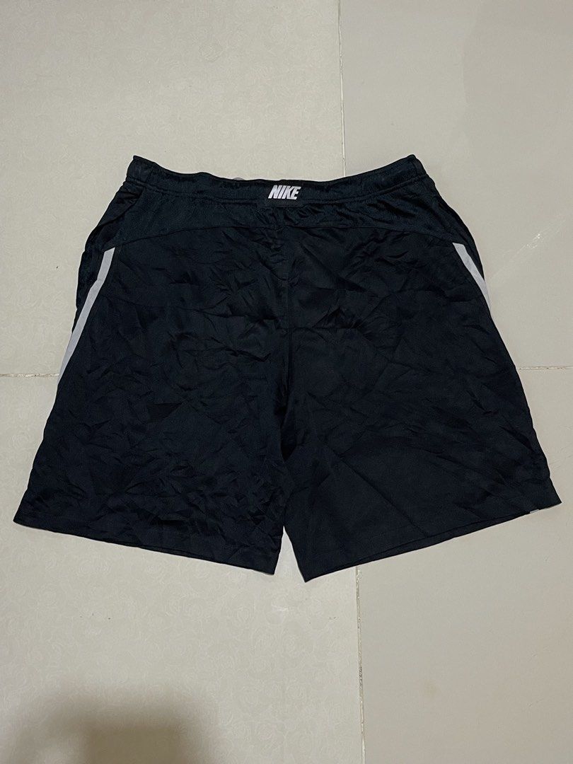 Nike Black Athletic Shorts Size Large (Category: Shorts) located in Manila. Submitted by micoletszx81430 (Listing ID 1464073012, Image 3). Description: - Black Nike athletic shorts - Size Large - Free waist - 20 inches length - Features drawstring - Side stripe detail - Visible Nike logo on front - Ideal for sports or casual wear.