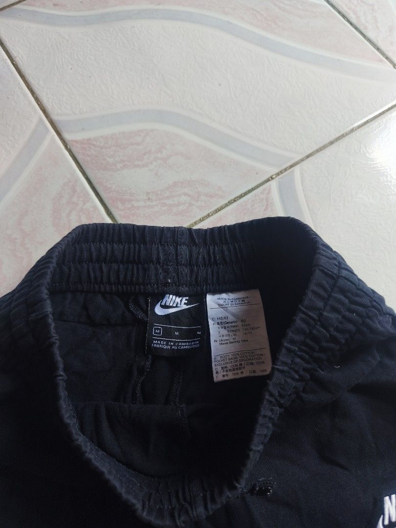 Nike Black Shorts (Category: Shorts) located in Legazpi City. Submitted by cookandthriftzzzzz (Listing ID 1464073278, Image 3). Description: - Black Nike Shorts - Size: Small - Elastic waistband with drawstring - Versatile: Perfect for sports or casual wear - Origin: Made in Cambodia - Please check photos for condition details 24-28 wasitline 19 length excellent no issue .