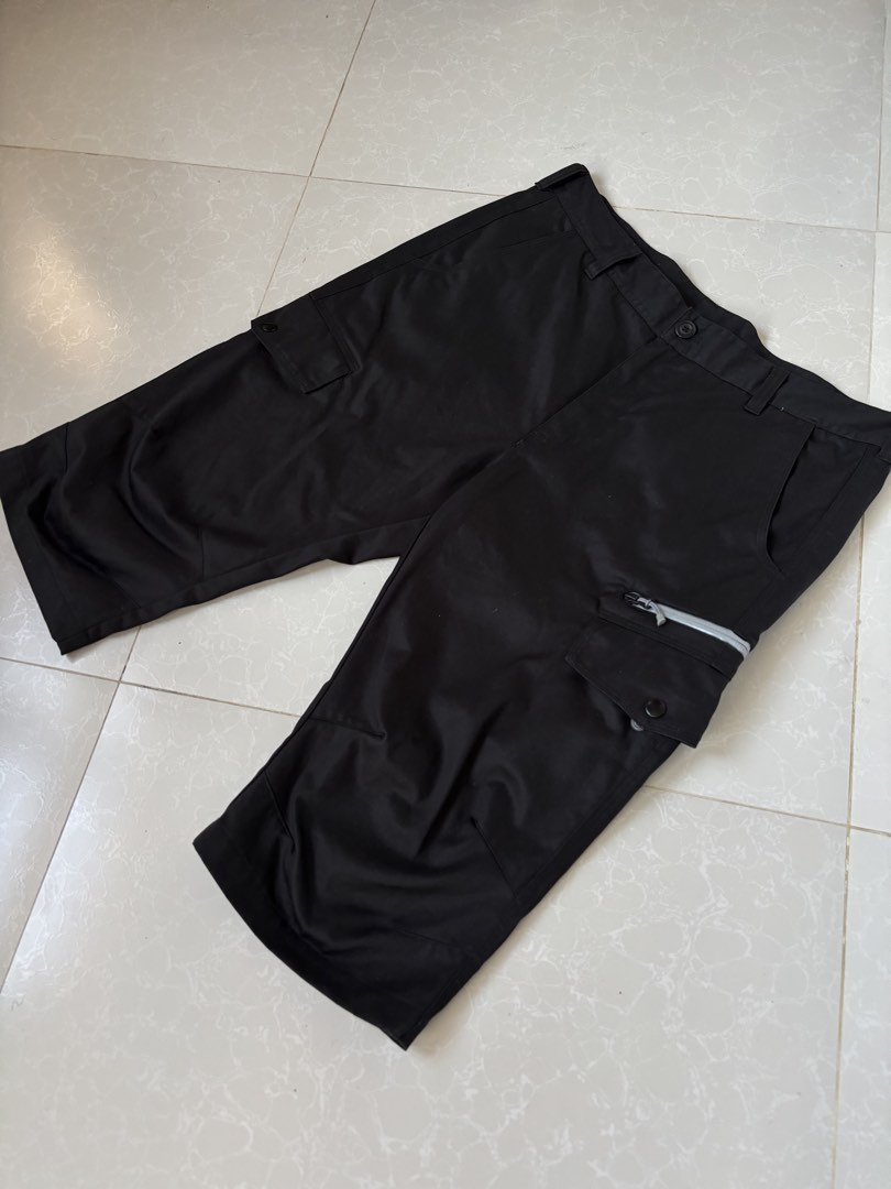 Nike Cargo Shorts XL on Tag (Category: Shorts) located in Manila. Submitted by josh_trbs (Listing ID 1464102606, Image 2). Description: Nike Cargo Shorts XL on Tag Dimes: Waist 36 (90cm on tag) Length 27 (Below the knee) Excellent condition ✅ ₱750 Las piñas | Jnt | Gcash Note: Secondhand / thrift / ukay sourced, not affiliated with any brand. As tagged - see photos for reference. Sold as is..