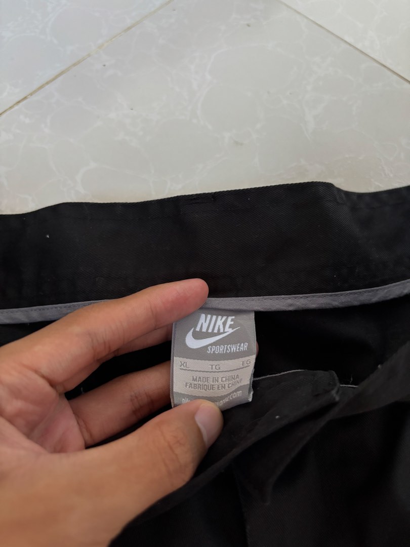 Nike Cargo Shorts XL on Tag (Category: Shorts) located in Manila. Submitted by josh_trbs (Listing ID 1464102606, Image 3). Description: Nike Cargo Shorts XL on Tag Dimes: Waist 36 (90cm on tag) Length 27 (Below the knee) Excellent condition ✅ ₱750 Las piñas | Jnt | Gcash Note: Secondhand / thrift / ukay sourced, not affiliated with any brand. As tagged - see photos for reference. Sold as is..