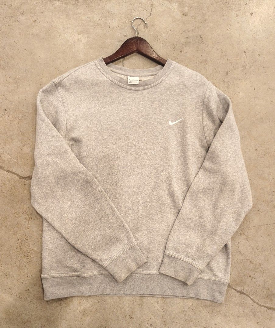 Nike Grey Crewneck Sweatshirt (Category: Coats, Jackets and Outerwear) located in Bacoor. Submitted by davealvare39194 (Listing ID 1464070786, Image 1). Description: - Classic grey Nike sweatshirt - Features iconic Nike swoosh logo on chest - Crewneck style - Ribbed cuffs and hem for a snug fit - Comfortable and versatile for everyday wear - Great for layering over or under other clothes.