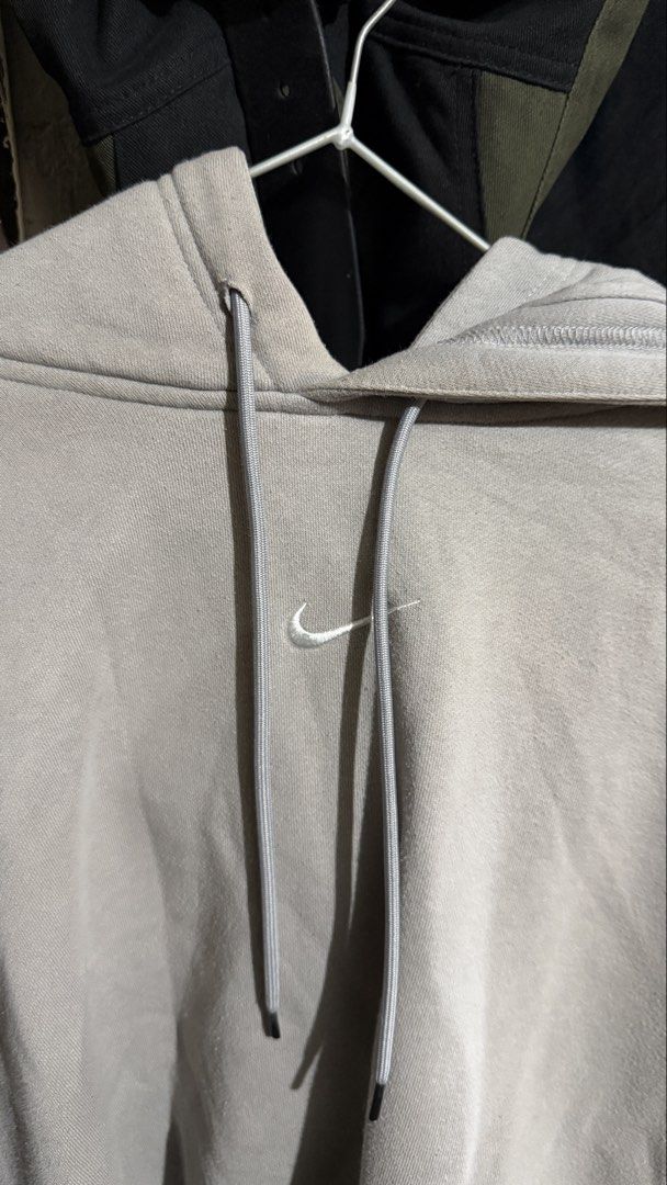 Nike Grey Pullover Hoodie with Zipper Pocket (Category: Hoodies) located in Manila. Submitted by grandearth.14a962 (Listing ID 1464092029, Image 2). Description: Nike Mid Swoosh FOG (Double hood) SIZE: Xl width: 25 Not sure if Legit or Off Negotiable! Pm if Interested! Location: Sampaloc, Manila.