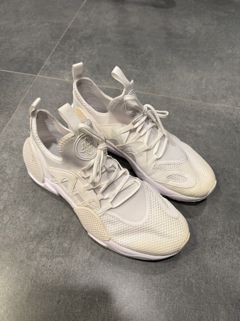 Nike Huarache White Sneakers (Category: Sneakers) located in Bacoor. Submitted by solegrailph (Listing ID 1464043722, Image 2). Description: - Used a couple of times Issues: Yellowing.