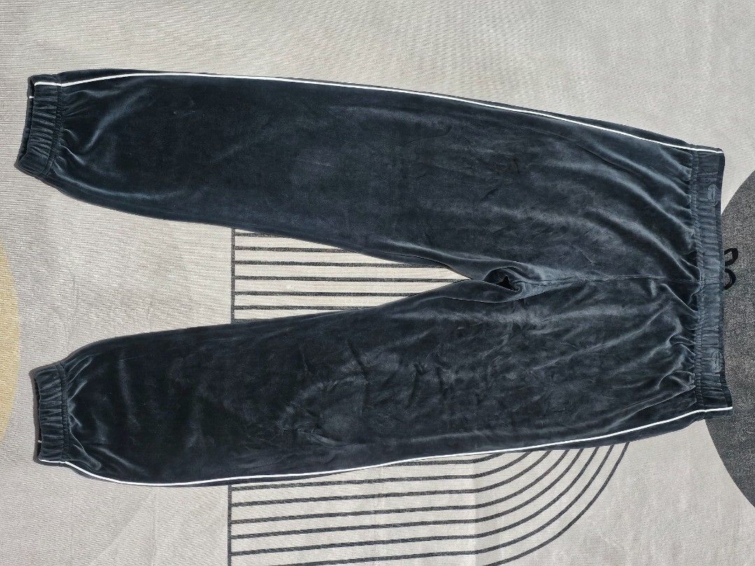 Nike Joggers (Category: Joggers) located in Baguio. Submitted by kayeonlineshop (Listing ID 1464031138, Image 2). Description: black Nike Velour Heritage Joggers crafted from soft velour fabric with contrasting white side piping w32-40 L38 h5.8.