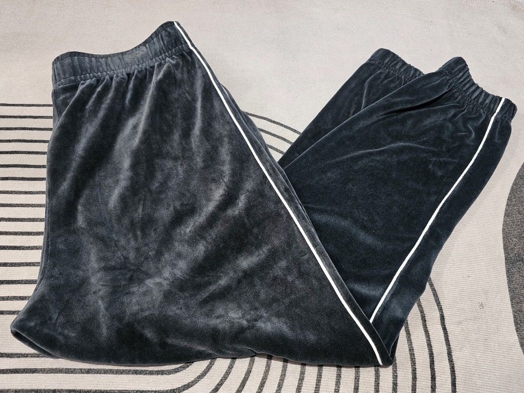 Nike Joggers (Category: Joggers) located in Baguio. Submitted by kayeonlineshop (Listing ID 1464031138, Image 3). Description: black Nike Velour Heritage Joggers crafted from soft velour fabric with contrasting white side piping w32-40 L38 h5.8.