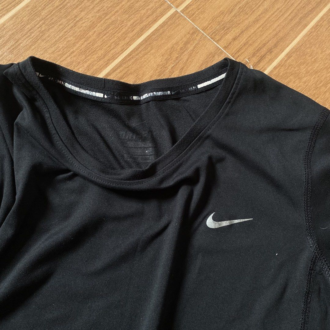 Nike longsleev (Category: Activewear) located in Paete. Submitted by fat.archives (Listing ID 1464083697, Image 2). Description: Dimes Bust 15 Length 23 +sf.